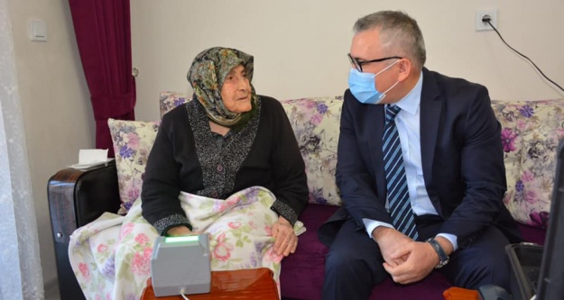Niğde'de 96 yaşındaki Fatma Teyzenin kimlik başvurusu evinde alındı