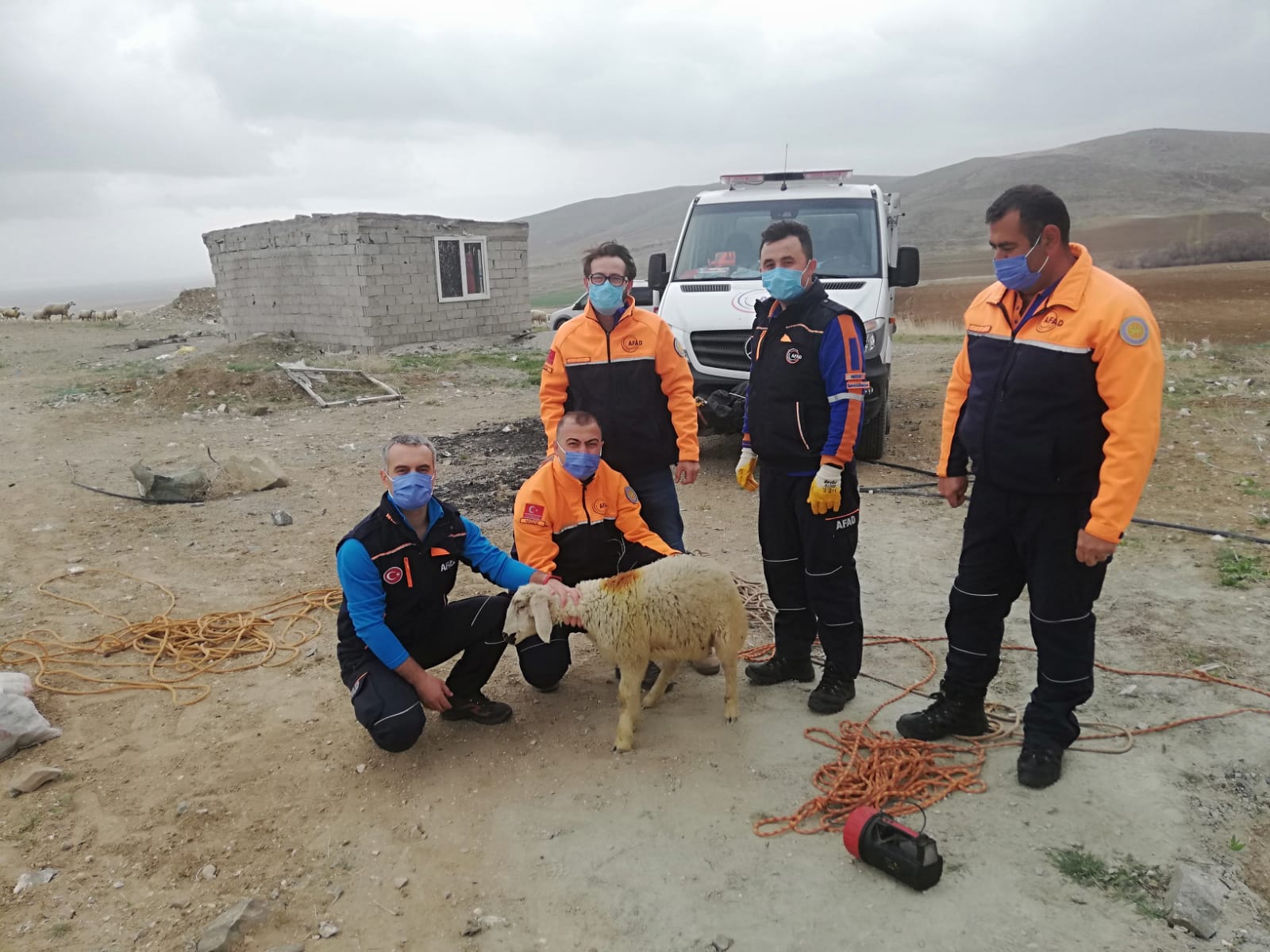 AFAD Kuyuya Düşen Kuzuyu Kurtardı!