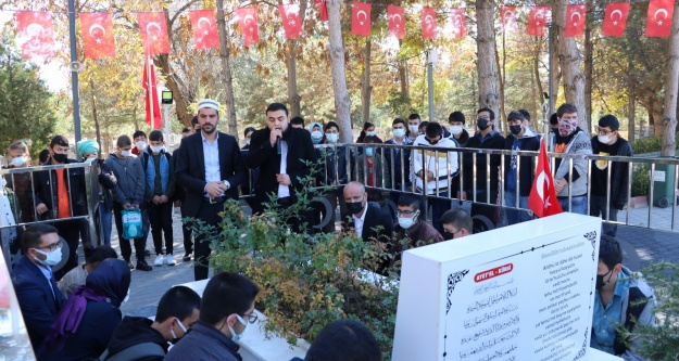 Özel çocuklar 15 Temmuz Kahramanı Halisdemir'in kabrini ziyaret etti