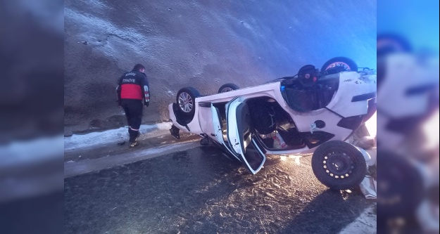 Buzlanma nedeniyle otomobil takla attı: 4 yaralı
