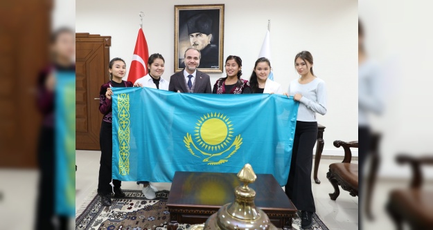 Kazak Öğrencilerden Rektöre Ziyaret