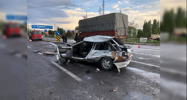 Kamyon ile otomobil çarpıştı: 2 yaralı