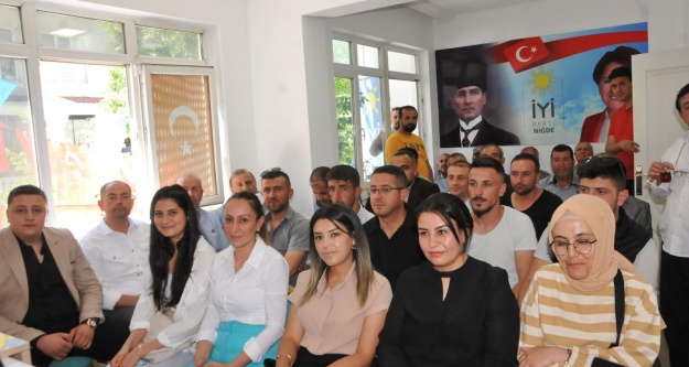 İYİ Parti'de Toplu Rozet Takma Töreni Yapıldı