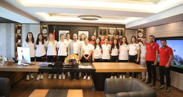 Bayan Voleybol Takımından Başkan Özdemir'e Ziyaret