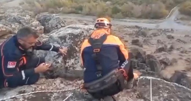 Kayalıklarda mahsur kalan vatandaşı AFAD kurtardı