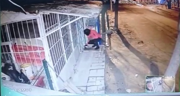 Motor kasklı kişi benzin döküp büfeyi ateşe verdi