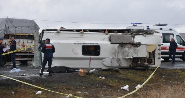 Niğde'de iki fark­lı Tur mi­di­bü­sü ka­za­sı 1 ölü 44 ya­ra­lı