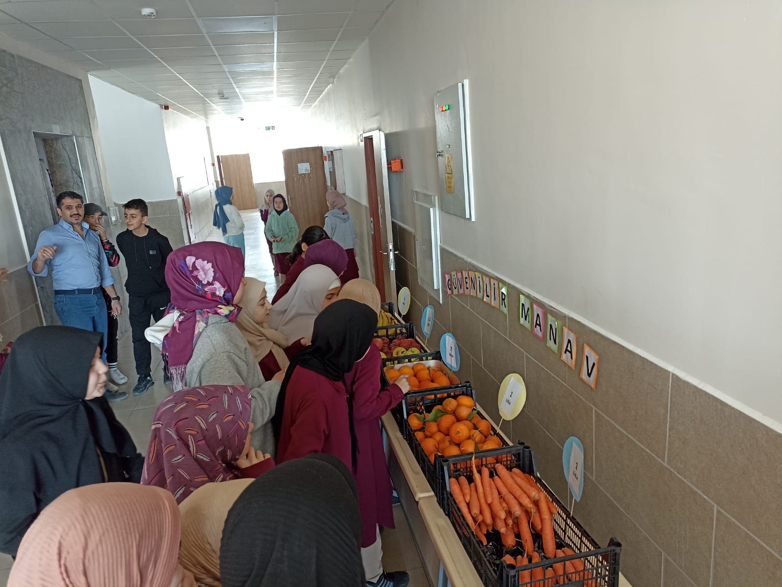 Okuldaki ‘Güvenilir Manav'da dürüstlüğü öğreniyorlar