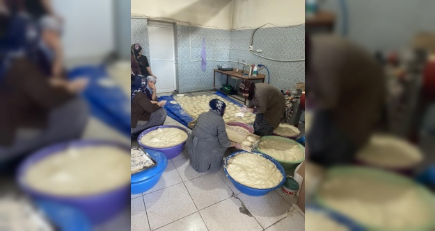 Depremzedeler için köylü kadınlar ekmek pişirdi