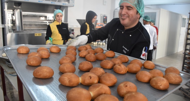 Niğde'de meslek liseliler, depremzedeler için ekmek üretiyor