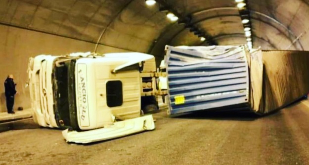 Niğde'de tünelde TIR devrildi