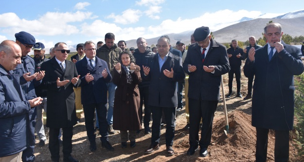 Deprem şehitleri için 500 fidan toprakla buluşturuldu