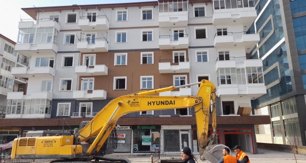 Deprem sonrası acil yıkım kararı çıkartılan binada yıkım başladı
