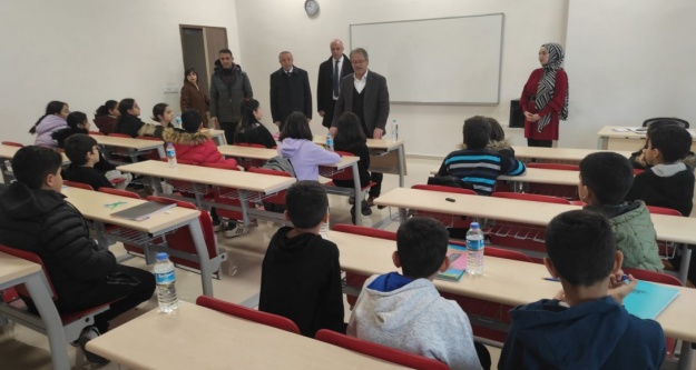 Yaşar, Dep­rem­ze­de Öğ­ren­ci­ler­le Bir Araya Geldi