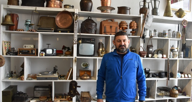 Biriktirdiği antika malzemelerle antika dükkânı açtı
