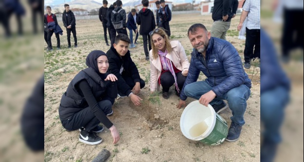 Gönüllü gençler ve öğrenciler fidan dikti