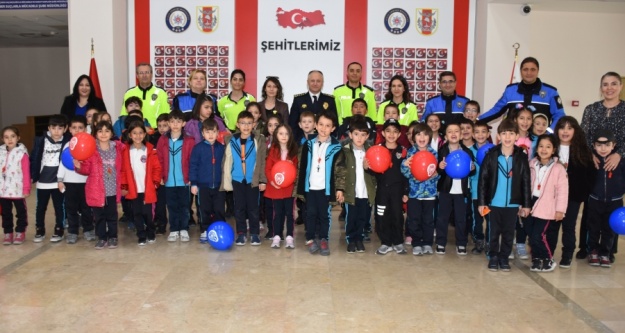 Öğrencilerden emniyet müdürüne ziyaret