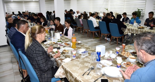 Polis evinde depremzedeler için iftar verildi!
