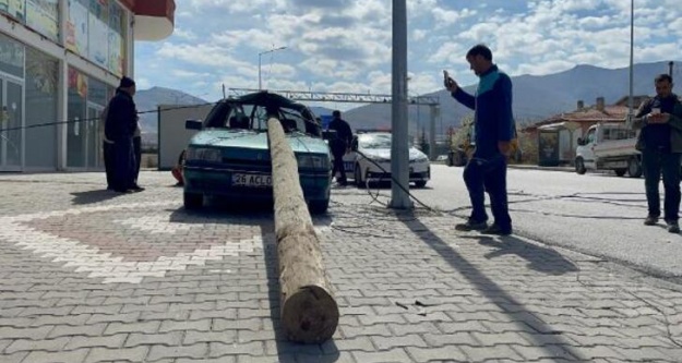 TIR'ın devirdiği direk, otomobilin camından girdi