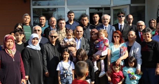 Vali Mustafa Koç, Deprem Bölgesinde Vatandaşlarla Bayramlaştı