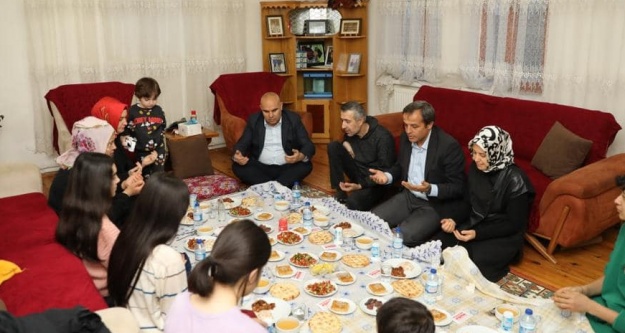 Vali ve eşi Çiftçibaşı ailesinin iftar sofrasına konuk oldu. 