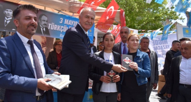 İYİ Parti, gençlere Ziya Gökalp kitabı hediye etti