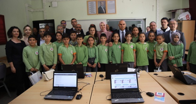 Vali ve eşinden TIMSS sınavına girecek öğrencilere ziyaret