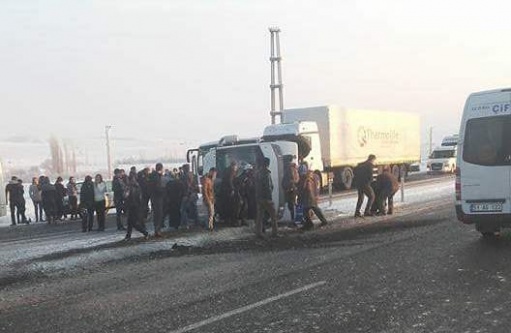 Hasta taşıyan minibüs devrildi, 12 yaralı