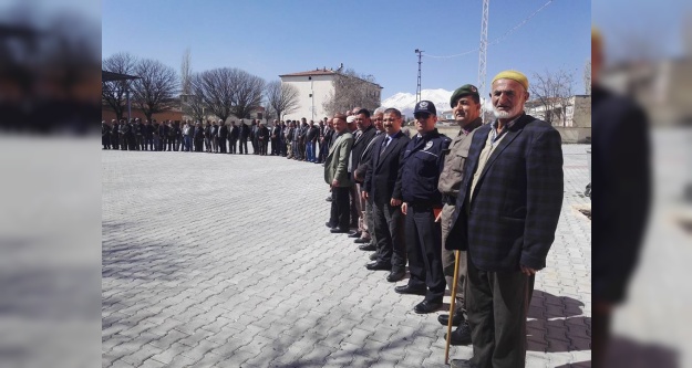 Kaymakama 100 metrelik karşılama kuyruğu