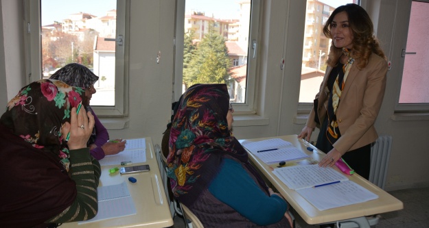 Valinin Eşi Dr. Çiğdem Şimşek, okuryazarlık kurslarını ziyaret etti