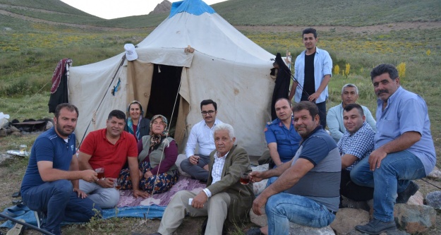 Ulukışla Kaymakamı Erciyas, göçer aileleri ziyaret etti