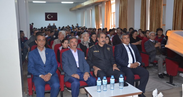 Meslek lisesi öğrencileri şehitlere sahip çıktı