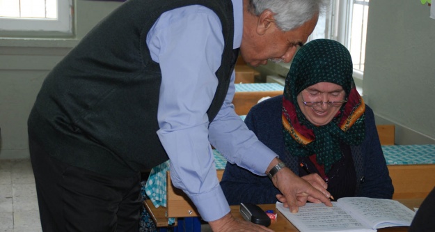 Niğde'de kadınlar okuma yazma öğreniyor