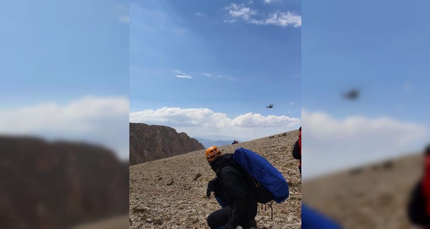 Kaya düşmesiyle ayağı kırılan dağcı, helikopterle kurtarıldı