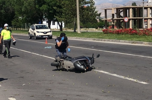 Motosikletle otomobil çarpıştı,1 ölü