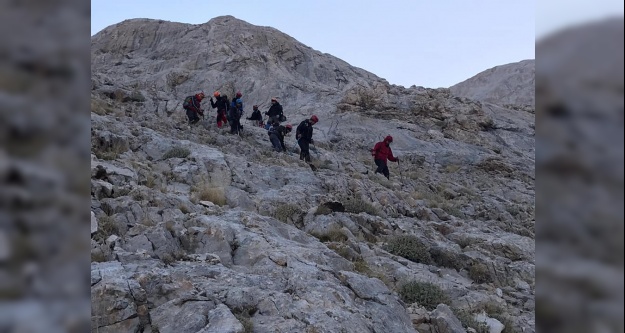 Aladağlar'da mahsur kalan 8 dağcı kurtarıldı