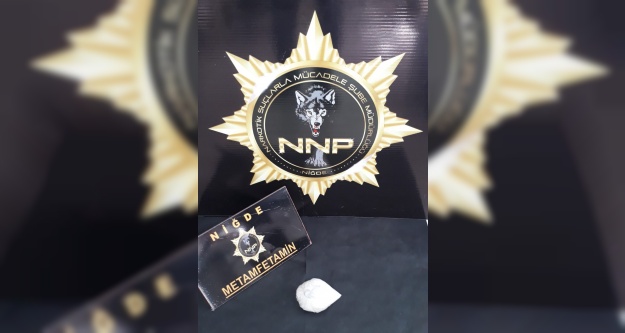 Narkotik köpek CESSİ uyuşturucuyu çantada buldu