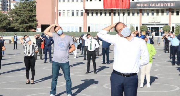 Niğde'de Belediye Personeli Mesaiye Spor Yaparak Başladı