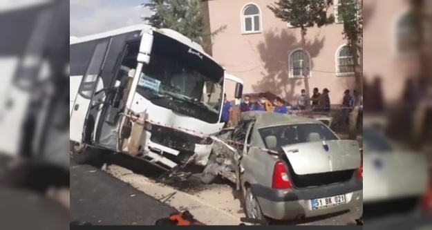 Otobüs ile otomobil çarpıştı 1 Ölü 1 yaralı