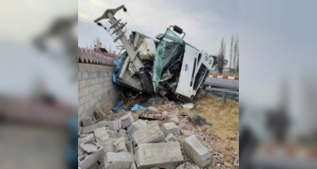 Kömür yüklü kamyon elektrik direğine çarptı
