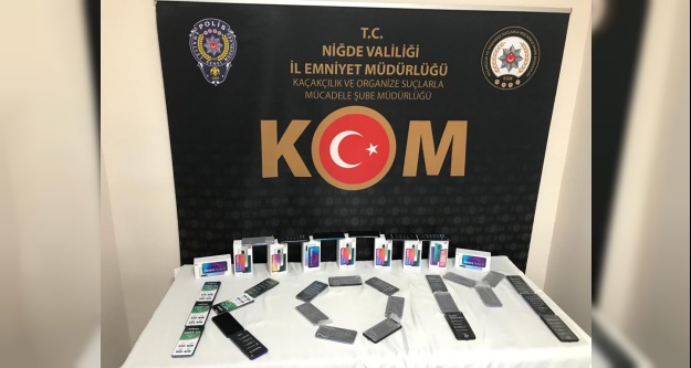Kaçak 35 cep telefonu ile 690 paket sigara ele geçirildi