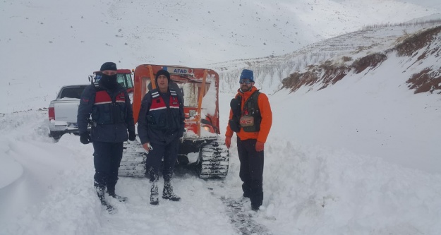 Tipi nedeniyle aracıyla mahsur kalan vatandaş kurtarıldı