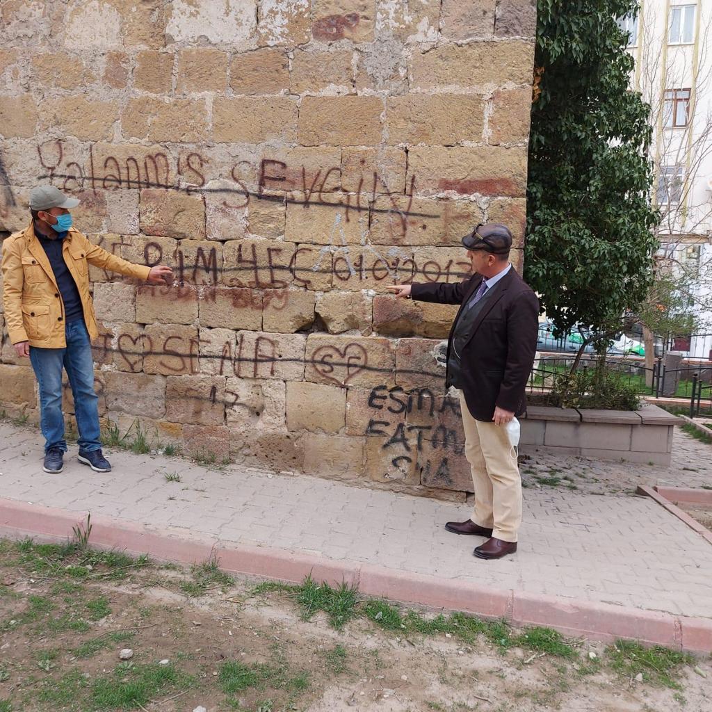 Niğde'de 620 Yıllık Türbe Karalama Duvarı Oldu!