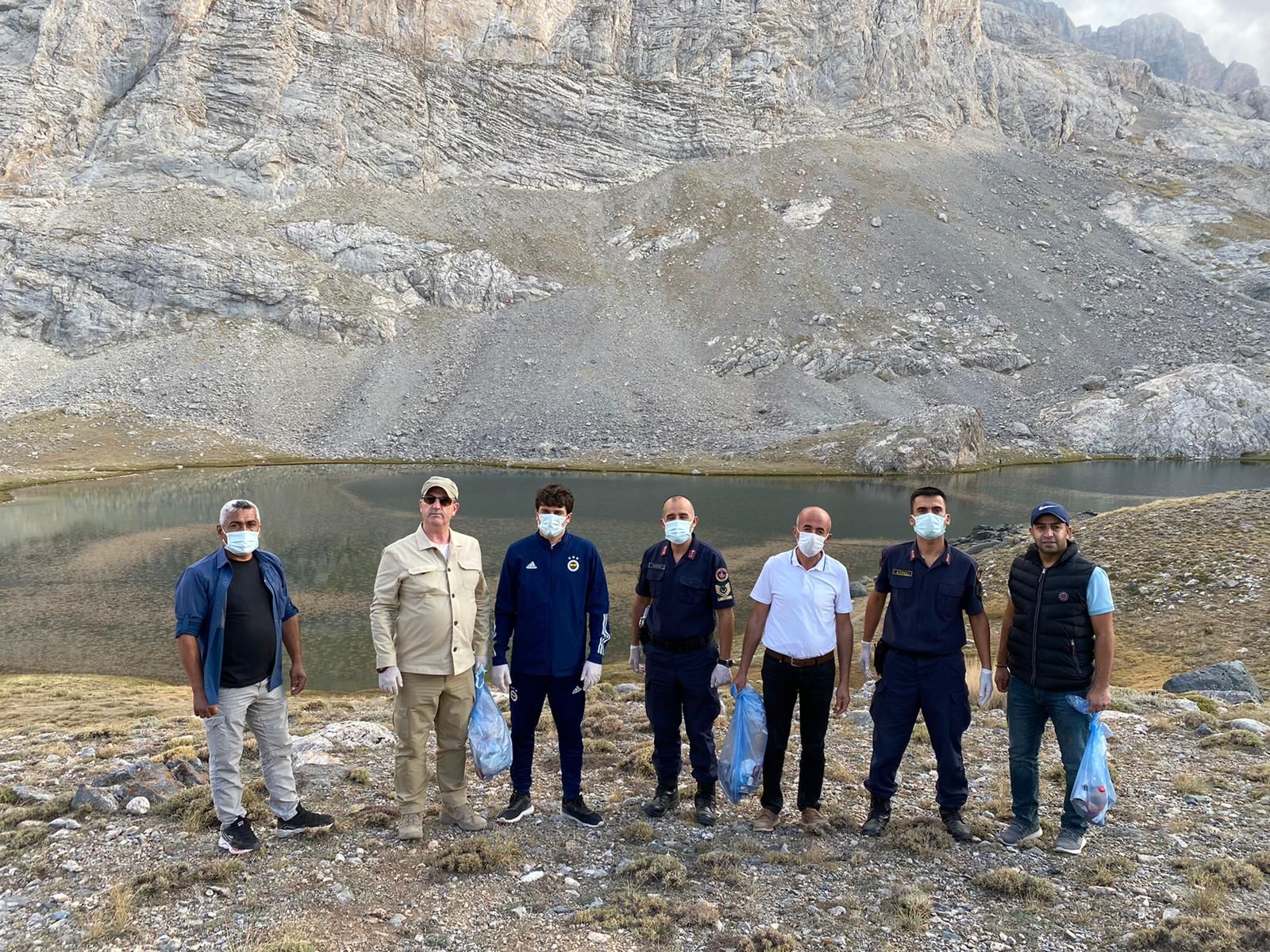 Kaymakam Yıldırım,  kirliliğe dikkat çekmek için çöp topladı