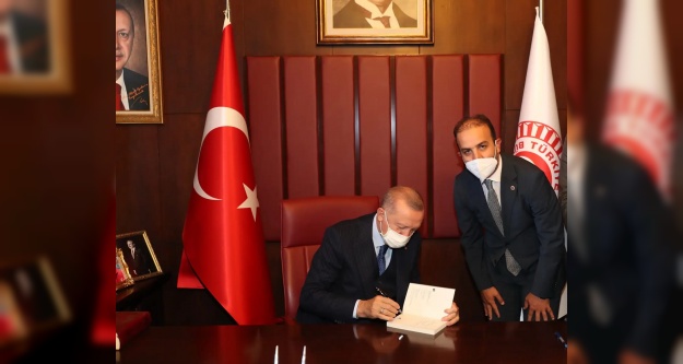 Cumhurbaşkanı Erdoğan, Gültekin'e kitabını imzaladı