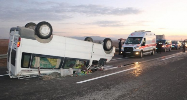 Tarım işçilerini taşıyan minibüs devrildi: 11 yaralı