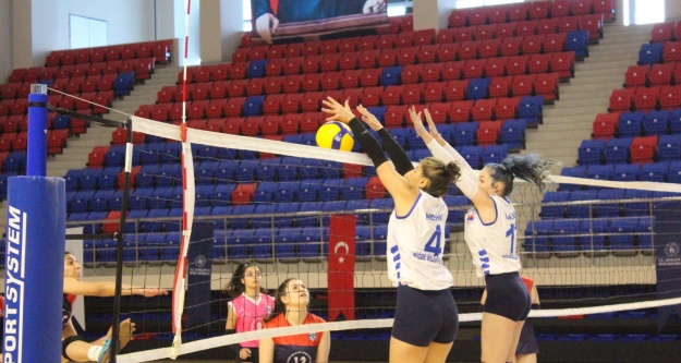 Niğde Belediyespor voleybol takımı rakiplerine acımıyor