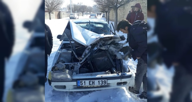 Karaatlı Kasabasında Trafik Kazası: 2 Kişi Yaralandı