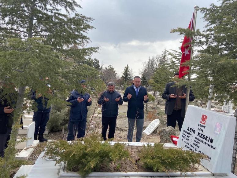 Şehit arkadaşlarının mezarını ziyaret ettiler