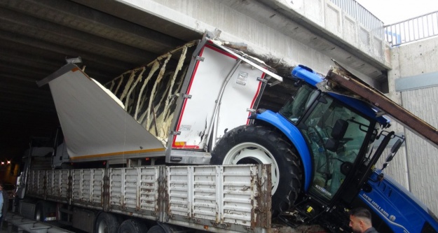 Kamyonet ve traktör yüklü TIR, üst geçide sıkıştı